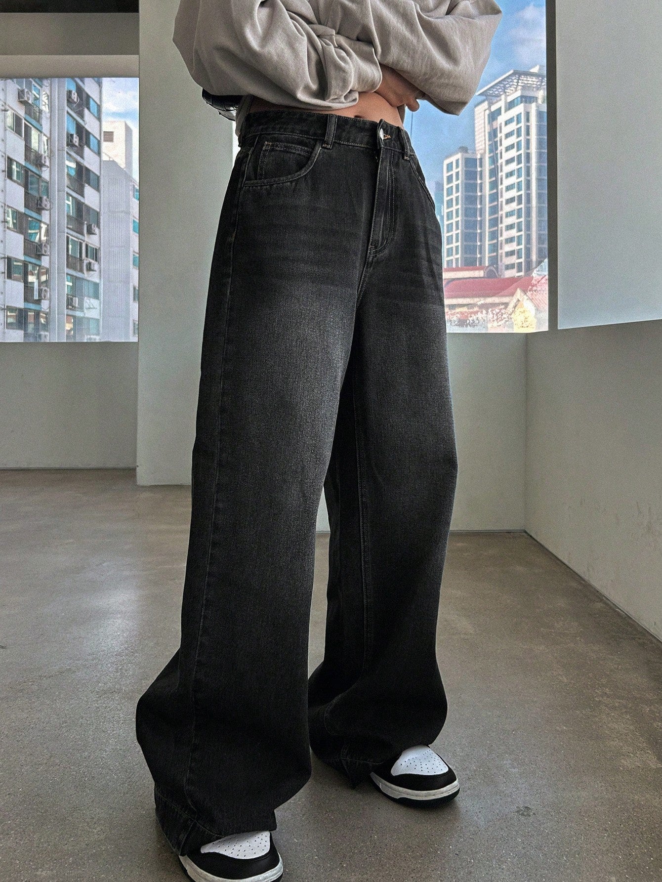 UrbanFlow – Jeans de Pierna Ancha en Gris Carbón