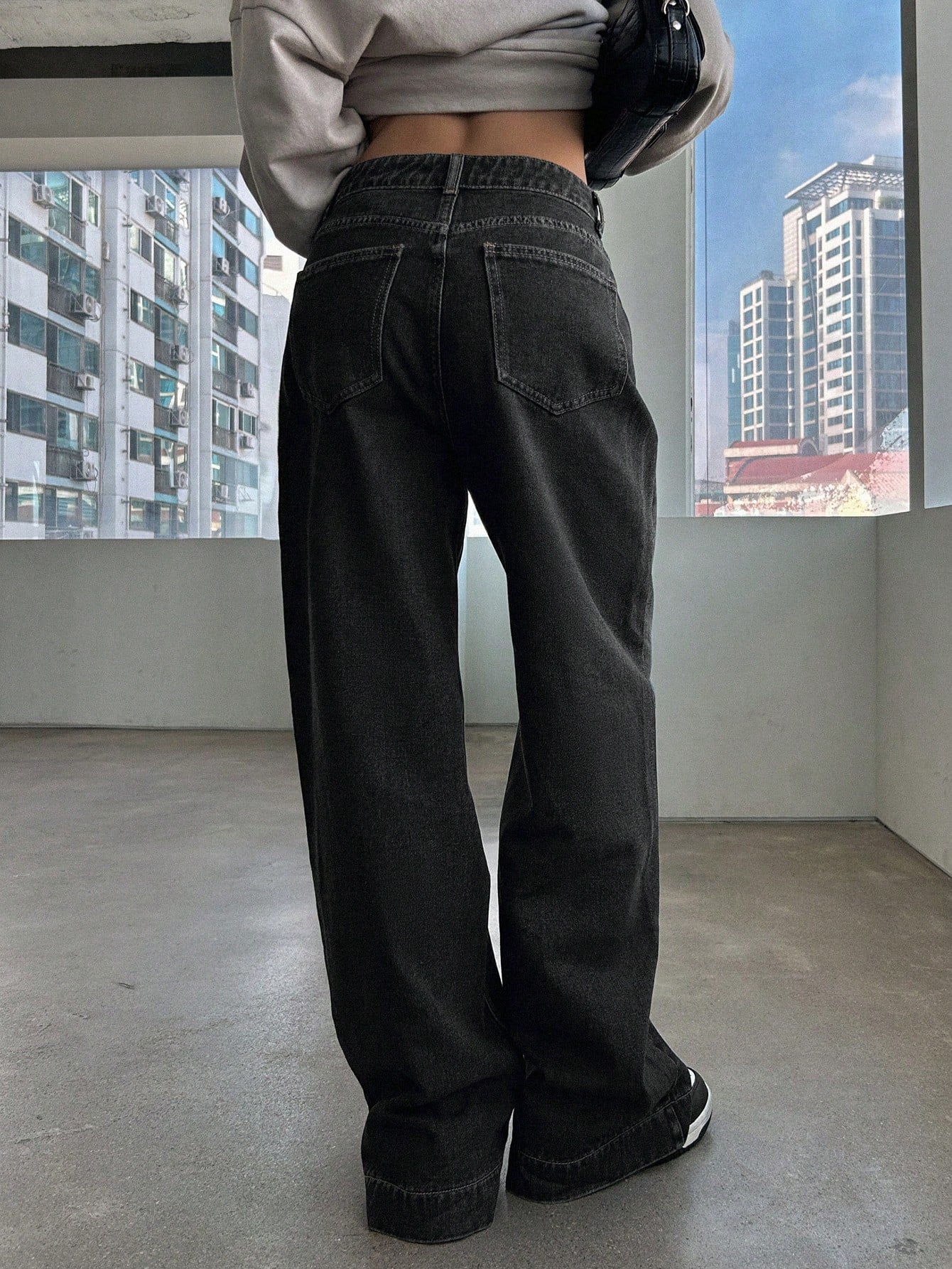 UrbanFlow – Jeans de Pierna Ancha en Gris Carbón
