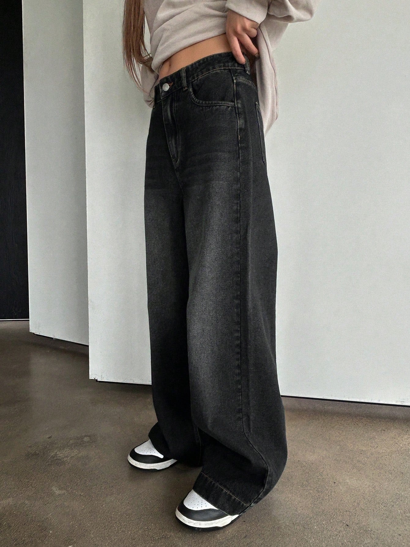 UrbanFlow – Jeans de Pierna Ancha en Gris Carbón