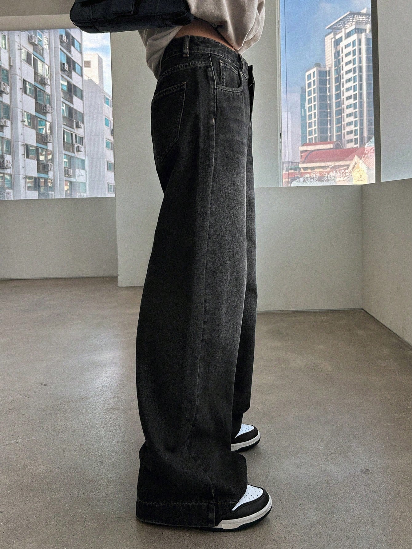 UrbanFlow – Jeans de Pierna Ancha en Gris Carbón