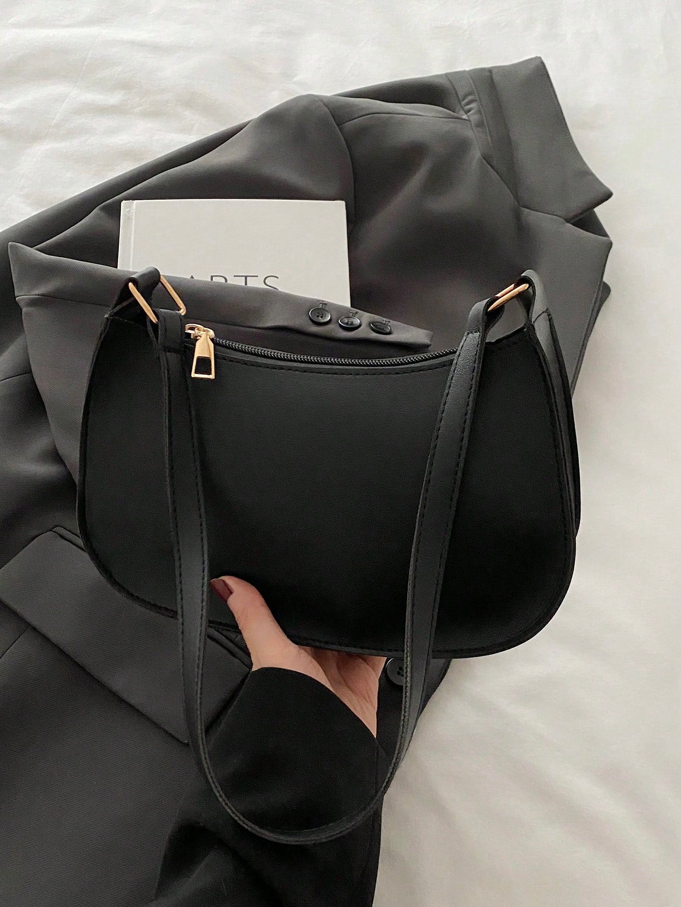 Línea Baguette - Bolso baguette minimalista con aire retro y diseño versátil