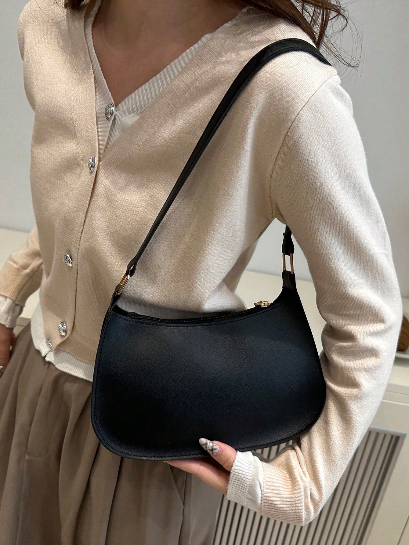 Línea Baguette - Bolso baguette minimalista con aire retro y diseño versátil
