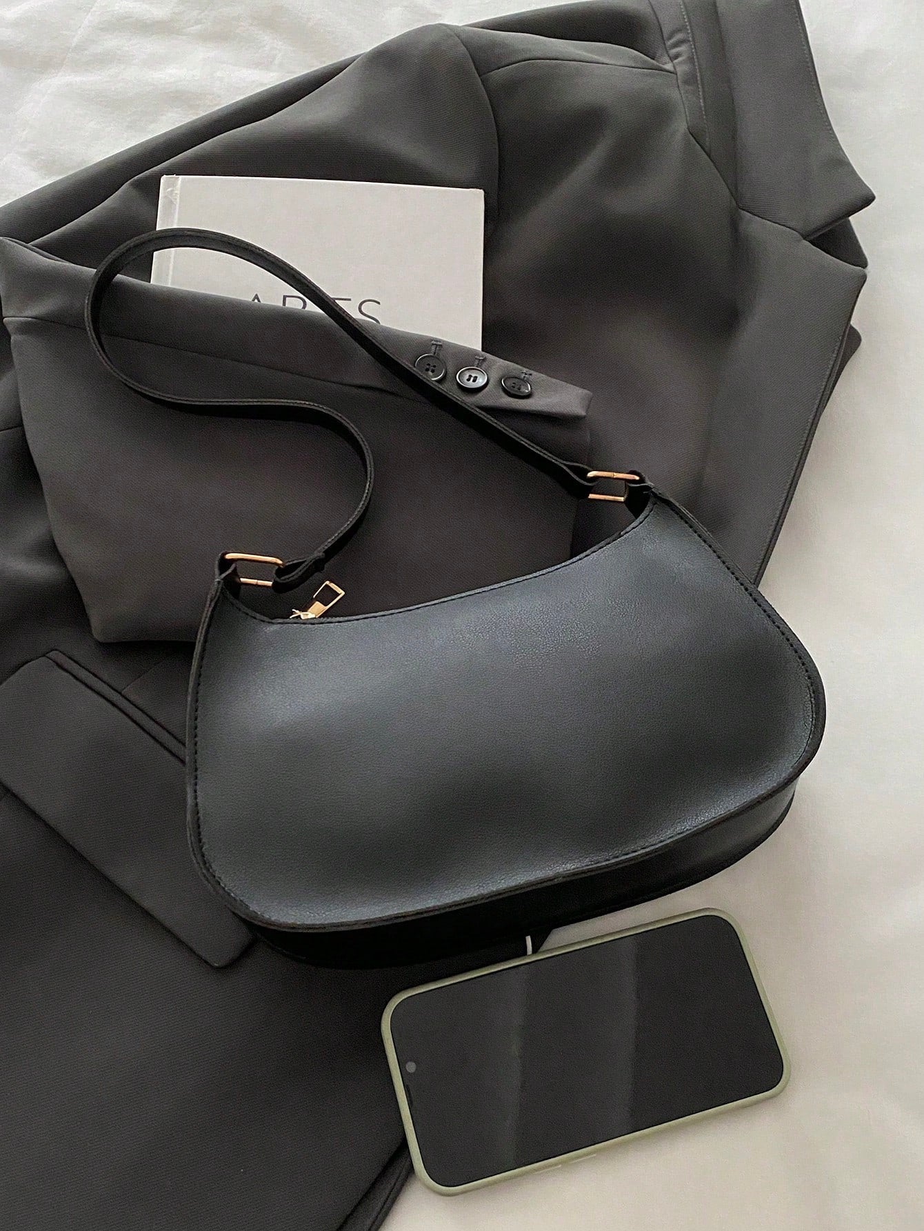 Línea Baguette - Bolso baguette minimalista con aire retro y diseño versátil
