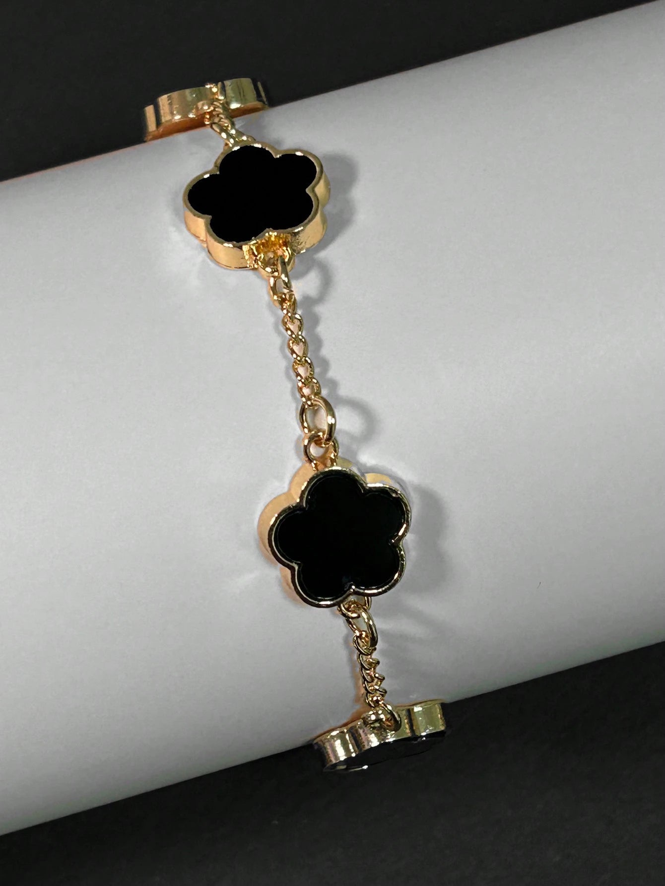 FortuneLink™ – Pulsera de Trébol de Estilo Clásico